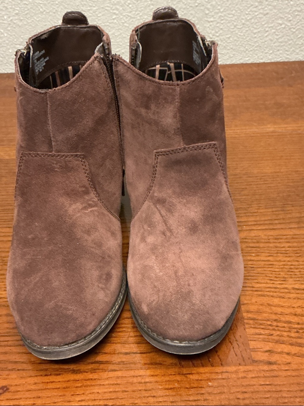 White Mountain Brown Suede Ankle Booties zipper on both sides , Sz 7w, 3214